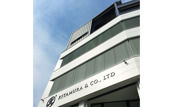 北村商店 本社屋(大阪府大阪市)<br>設計：Kt一級建築士事務所<br><br />
南に堂島川が流れるロケーションに建つオフィスビルで、視界の抜ける南面のファサードにブラインドが設置された、デザインが印象的な北村商店。<br />
開放的な窓は日射をコントロールしないと、室温の上昇やまぶしさの原因になり、働く人の作業効率にも大きく影響を与えます。<br />
ロビーやオフィス、会議室、休憩室など、ヴァレーマで部屋ごとに日射をコントロールして眺望も確保しています。 <br />
